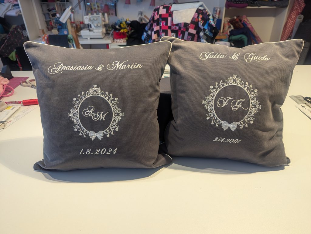 Ein schönes Geschenk für eine Hochzeit kann z.B. ein ganz persönlich besticktes Kissen sein.